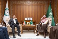 صورة وزير الخارجية يناقش التطورات الإقليمية والدولية مع نظيره الإيراني