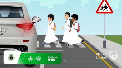صورة المرور لقائدي المركبات: توقف تمامًا عند رؤية صفوف الطلاب حفاظًا على سلامتهم