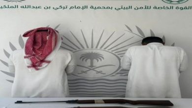 صورة القبض على مخالفين لارتكابهما مخالفة الصيد في محمية الإمام تركي بن عبدالله الملكية