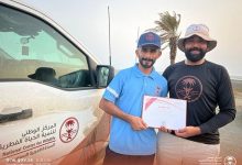 صورة لإنقاذه دولفين.. "الحياة الفطرية" يكرم جوالًا بحريًا