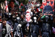صورة آلاف الفلسطينيين يتظاهرون في الضفة رفضا للإبادة في غزة وتضامنا مع الأسرى (صور)