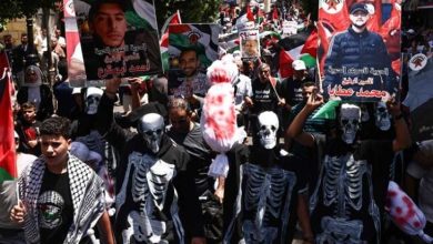 صورة آلاف الفلسطينيين يتظاهرون في الضفة رفضا للإبادة في غزة وتضامنا مع الأسرى (صور)