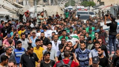 صورة مئات الفلسطينيين يشيعون 5 صحفيين اغتالهم الاحتلال في غزة