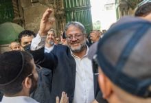 صورة متظاهرون إسرائيليون غاضبون يلاحقون “بن غفير” لرفضه صفقة تبادل الأسرى