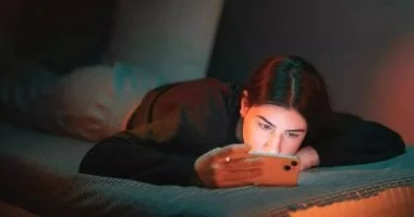 صورة دراسة: المراهقات يفضلن الحصول على نصائح السوشيال ميديا على حساب الأهل والأطباء