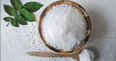 صورة عشاق الأكل المملح.. مخاطر صحية نتيجة الإفراط في الملح والكمية الموصى بها