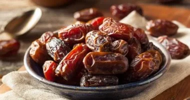 صورة لما يجب على النساء فوق سن الثلاثين تناول التمر مع اللبن