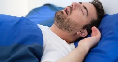 صورة هل يشكل شخيرك عادة أم يدل على انقطاع النفس أثناء النوم؟.. تعرف على الفرق ومتى ينبغي استشارة الطبيب