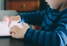 صورة علامات تحذرك من إدمان طفلك للموبايل.. كيف تتعامل معه؟