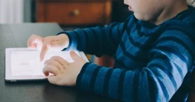 صورة علامات تحذرك من إدمان طفلك للموبايل.. كيف تتعامل معه؟