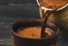 صورة شرب الماء قبل وبعد القهوة.. عادة صحية ذات فوائد مضاعفة