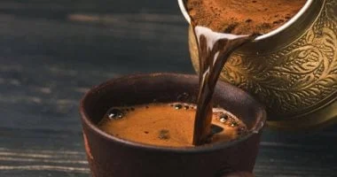 صورة شرب الماء قبل وبعد القهوة.. عادة صحية ذات فوائد مضاعفة