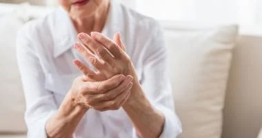صورة بحث جديد يعزز فاعلية زيت حبة البركة كعلاج طبيعي لالتهاب المفاصل