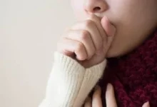 صورة هل السعال المستمر في الصباح علامة مبكرة لسرطان الرئة؟ متى يجب التوجه للطبيب