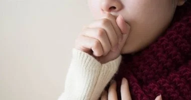 صورة هل السعال المستمر في الصباح علامة مبكرة لسرطان الرئة؟ متى يجب التوجه للطبيب