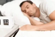 صورة إذا كنت تنام أقل من 7 ساعات بشكل مستمر.. اكتشف كيف يؤثر ذلك على دماغك
