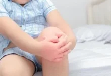 صورة آلام النمو التقليدية التي تتطلب استشارة طبيب.. كيف تميز بين أنواع الآلام عند طفلك