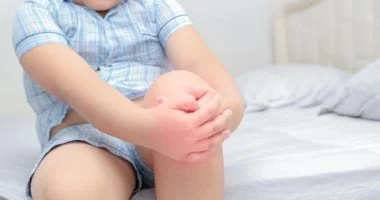 صورة آلام النمو التقليدية التي تتطلب استشارة طبيب.. كيف تميز بين أنواع الآلام عند طفلك