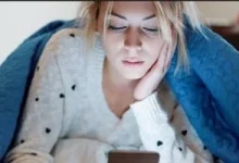 صورة الجلوس لفترات طويلة أمام الموبايل يشكل خطراً على صحة الشباب بهذه الحالة الخطيرة