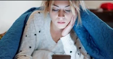 صورة الجلوس لفترات طويلة أمام الموبايل يشكل خطراً على صحة الشباب بهذه الحالة الخطيرة