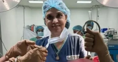 صورة أطباء يزيلون ورمًا ليفيًا ضخمًا يزن 18.5 كيلوجرامًا من رحم امرأة هندية