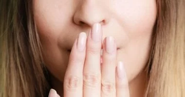 صورة رائحة الفم الكريهة تكشف عن الإصابة بـ9 حالات صحية.. لا تتجاهلها