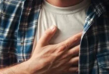 صورة لماذا يحدث ألم في الصدر وهل يعد علامة خطرة