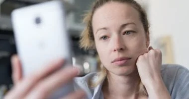 صورة مش راحة للعقل.. كيف تؤدي برامجك الترفيهية على السوشيال إلى الإرهاق الذهني