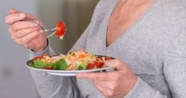 صورة لكبار السن.. أطعمة صحية يسهل تخزينها