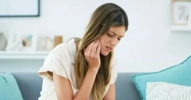 صورة لو بتعض شفايفك وخدودك.. الأسباب وطرق التوقف عنها