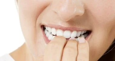 صورة قضم الأظافر ليس عادة سيئة فحسب.. بل قد يؤدي إلى الإصابة بهذه العدوى الخطيرة