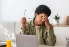 صورة طبيب يقدّم تمارين للعين لتحسين الرؤية وتعزيز التركيز