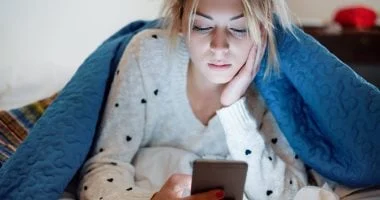 صورة كسر حلقة التعب الرقمي: خطوات عملية لحماية عينيك ودماغك في عصر الشاشات