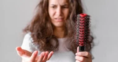 صورة 5 طرق طبيعية للحد من تساقط الشعر دون أدوية أو مكملات غذائية
