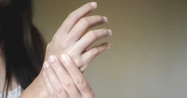 صورة تورم مفاصل الأصابع: 9 أسباب وطرق العلاج