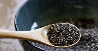 صورة لماذا يجب تجنب تناول بذور الشيا مع أدوية الضغط والسكري