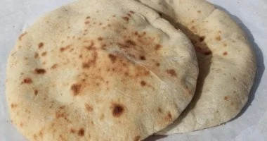 صورة العيش البلدى “أسمر وبردة”.. فوائد صحية تحكي قصته منذ تخميره وحتى خبزه