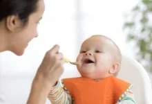 صورة لو أم جديدة.. اعرفى متى وكيف تدخلى الطعام لطفلك الرضيع