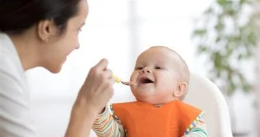 صورة لو أم جديدة.. اعرفى متى وكيف تدخلى الطعام لطفلك الرضيع