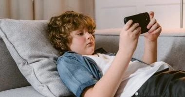 صورة بعد حظرها في 5 دول.. 5 مخاطر يواجهها الأطفال بسبب “ربلوكس”