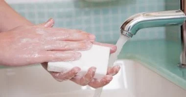 صورة كيف يؤثر الصابون على صحة الجلد: أي الأنواع الأنسب لتجنب المشكلات الجلدية