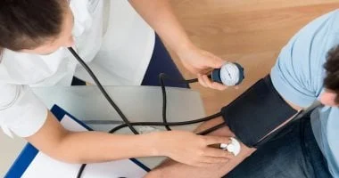صورة 10 علامات على انخفاض ضغط الدم ونصائح للوقاية