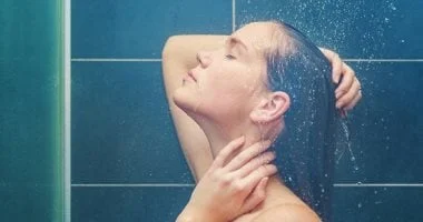 صورة الاستحمام بالماء البارد وتأثيره على صحة القلب.. فوائد اغتنمها ومخاطر تجنبها