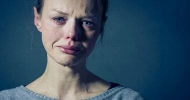 صورة دور البكاء في الصحة النفسية: يخفف التوتر ويحسن المزاج
