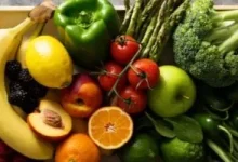 صورة خبير تغذية يشرح الطريقة الصحيحة لتناول الفاكهة لمرضى السكر