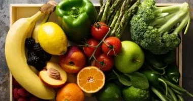 صورة خبير تغذية يشرح الطريقة الصحيحة لتناول الفاكهة لمرضى السكر