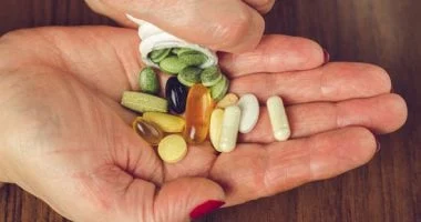 صورة ما الذي يحدث لجسدك عند تناول جرعة زائدة من الفيتامينات: مخاطر غير متوقعة
