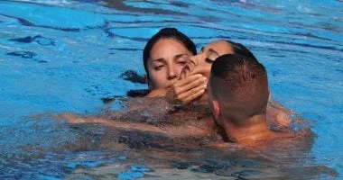 صورة توضيح آلية حدوث الغرق الجاف: أهم الأعراض وإرشادات الإسعافات الأولية