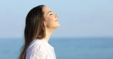 صورة لو بتعاني من التوتر المستمر.. اكتشف استراتيجية “تنمية الفرح” لتحقيق الرضا عن نفسك