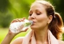 صورة كيف تنظم شرب الماء أثناء الأكل لتجنب المشكلات الهضمية.. 5 نصائح